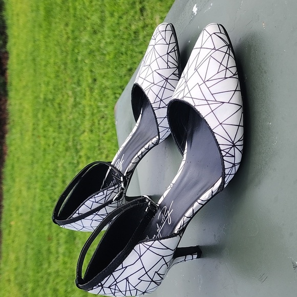 Shoes of Prey Black and white geometric design Ankle Strap Sandals Size 37 - Picture 3 of 9